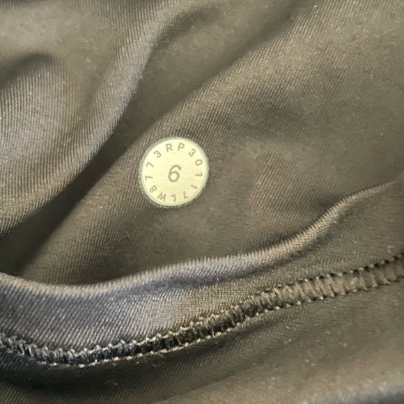 Lululemon Tennis or Running Skirt size 6 worn only once . Shirt is 13” in length - Picture 4 of 4